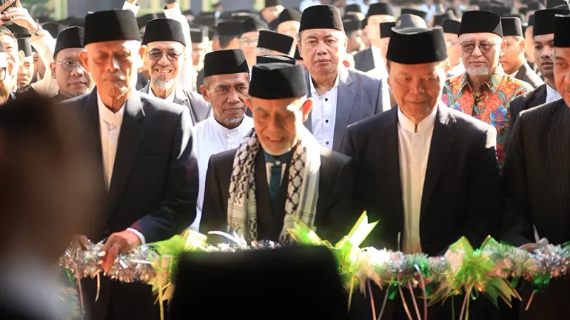 pengguntingan pita oleh bapak Pimpinan Pondok Modern Darussalam Gontor, dalam rangka pembukaan FORBIS National Economic Summit and Expo 2026