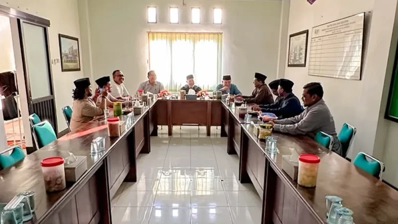 tampak hadir Ketua Umum PP IKPM Gontor Al-Ustadz H. Noor Syahid (tengah), didampingi Al-Ustadz Saiful Anwar, Al-Ustadz Rif'at Husnul Ma'afi, Al-Ustadz Sabar, serta Sekjend FORBIS David Rusdianto bersama jajaran pengurus pusat.