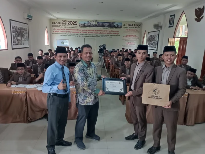 Ketua Umum FORBIS IKPM Gontor Menerima kenang-kenangan dari santri akhir Pondok Modern Tazakka Batang