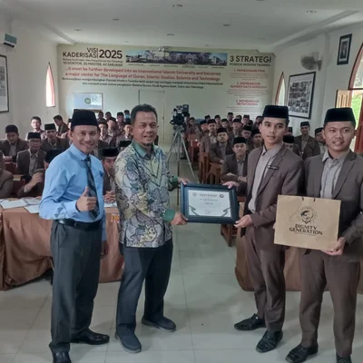 Ketua Umum FORBIS IKPM Gontor Menerima kenang-kenangan dari santri akhir Pondok Modern Tazakka Batang