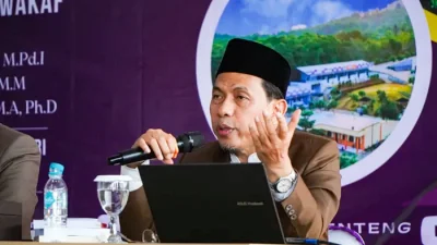 KH. Ahmad Suharto menyampaikan materi Membangun Sistem Pendidikan Holistik di Pesantren Wakaf: Studi Model Pondok Modern Gontor, dalam acara peringatan 1 windu PM Darul Falah, Cimenteng.