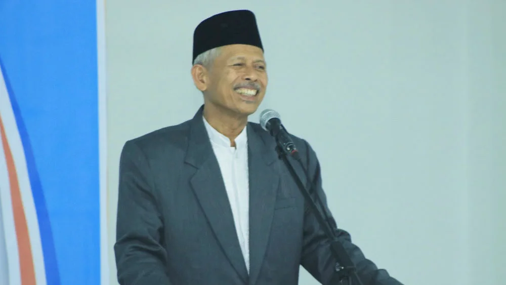 Drs. KH. Akrim Mariyat, Dipl. A. Ed, Ketua Badan Wakaf Pondok Modern Gontor
