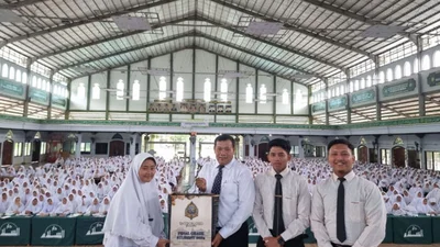 Ust. Aruman menerima kenang-kenangan