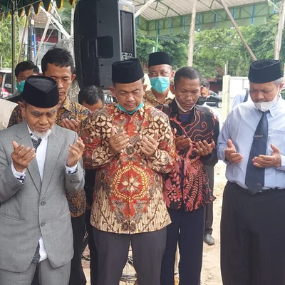Diprakarsai Oleh FORBIS, Kiai Hasan Kobarkan Semangat Keberkahan di Peletakan Batu Pertama Pembangunan Gontor Auto Service