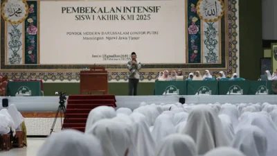 Agus Maulana, Ketua Umum FORBIS IKPM Gontor menyampaikan materinya di acara Pembekalan Santri Akhir KMI 2025, Pondok Modern Darussalam Gontor Putri, Mantingan.