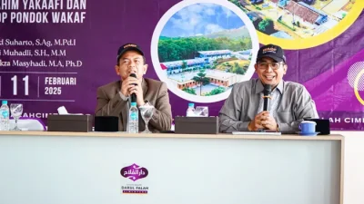 KH. Anang Rikza Masyahadi, Pimpinan PM Tazakka, Batang, Menyampaikan materi Wakaf Kontemporer: Tinjauan Fiqh dan Perundang-undangan, dalam acara peringatan 1 windu PM Darul Falah, Cimenteng.