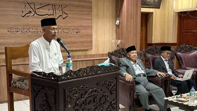 KH. Akrim Mariyat memberikan pesan dan nasihat dalam acara Silaturahim Lebaran FORBIS IKPM Gontor