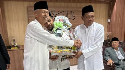 KH. Akrim Mariyat menerima hampers lebaran FORBIS IKPM Gontor, yang diserahkan oleh Ust. Arumah, Ketua 3 FORBIS IKPM Gontor