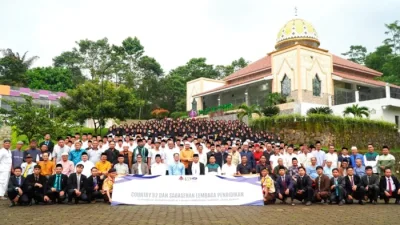 Foto bersama dengan Seluruh santri dan santriwati PM Darul Falah Cimenteng, dalam rangka Tajammuk dan Sarasehan Lembaga Pendidikan Alumni Gontor 1992 di PM Darul Falah Cimenteng, Subang, Jawa Barat