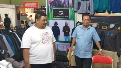 Alm. Ust. Imam Hilman (sebelah kiri) ketika mengikuti acara FORBIS Expo bersama ketua umum FORBIS IKPM Gontor 