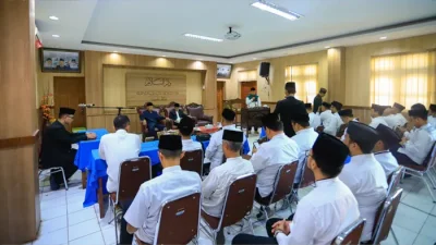H. Agus Maulana, Ketua Umum FORBIS IKPM Gontor Memberi sambutan di acara Pasowanan Lebaran FORBIS IKPM Gontor bersama bapak-bapak Pimpinan Pondok Modern Gontor, Senin 7 April 2025 di Aula Aligard PMDG