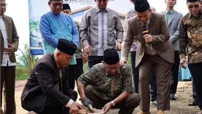 H. Abdul Hamid (Ayahanda H. Agus Maulana) meletakan batu pertama pembangunan DAFATORIUM dalam rangkaian acara peringatan 1 windu PM Darul Falah, Cimenteng.