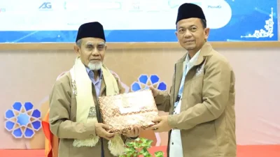 H. Agus Maulana, (sebelah kanan), Ketua Umum FORBIS IKPM gontor menyerahkan cenderamata kepada Bapak Pimpinan Pondok Modern Gontor, KH. Hasan Abdullah Sahal di acara MUBES Ke-2 FORBIS, Surabaya, 14 Desember 2024