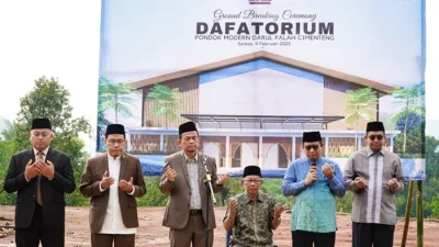 Peletakan batu pertama DAFATORIUM dalam peringatan satu windu pondok modern darul falah.