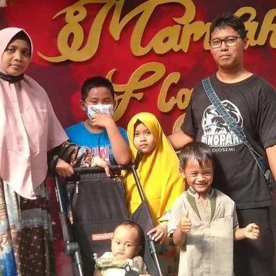 Dariyanto paling kanan, bersama Istri dan putra-putrinya, Foto Eksklusif.