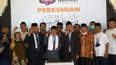 KH. Hasan Abdullah Sahal, Pimpinan Pondok Modern Darussalam Gontor, Menghadiri peresmian Masjid PM Darul Falah, Cimenteng.