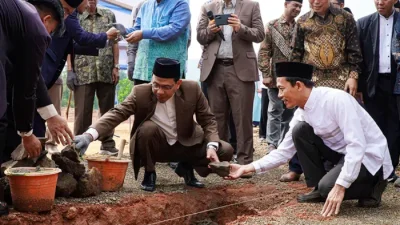 KH. Ahmad Suharto meletakan batu pertama DAFATORIUM dalam peringatan satu windu pondok modern darul falah.