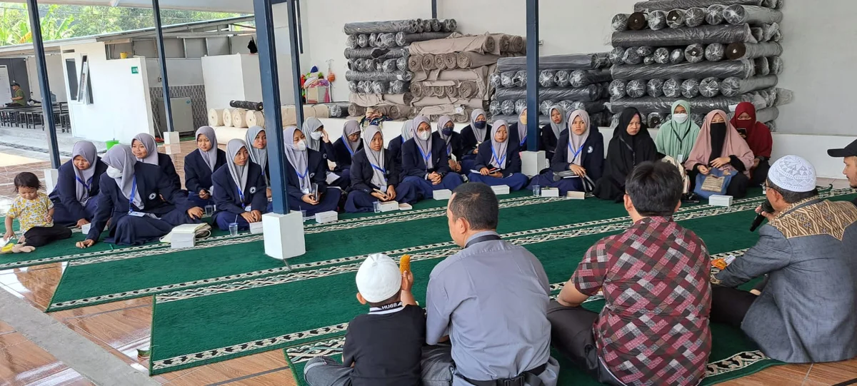 PONPES Al-Mujtama Al-Islami Lampung Lakukan Rihlah Iqtishodiah ke Usaha Garment Milik Anggota FORBIS Bandung