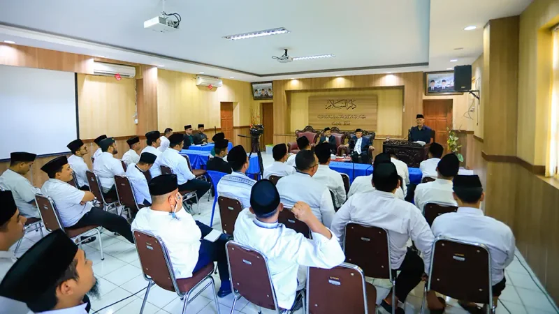 Suasana acara Pasowanan Lebaran FORBIS IKPM Gontor bersama bapak-bapak Pimpinan Pondok Modern Gontor, Senin 7 April 2025 di Aula Aligard PMDG