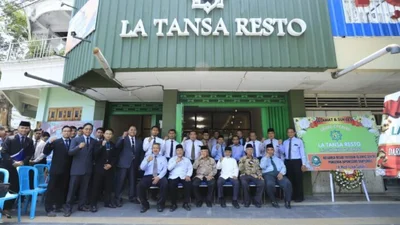 Perfotoan bersama Pimpinan Pondok di depan outlet La Tansa Resto pasca peresmian.