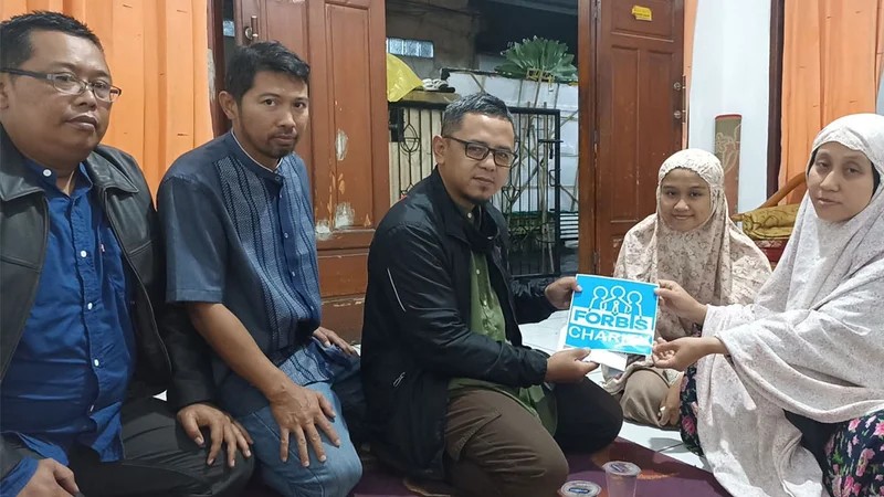 Penyerahan Kerahiman FORBIS Charity ke Keluarga Ust. Imam Hilman, yang diserahkan oleh Ketua FORBIS IKPM Gontor Cabang Bandung