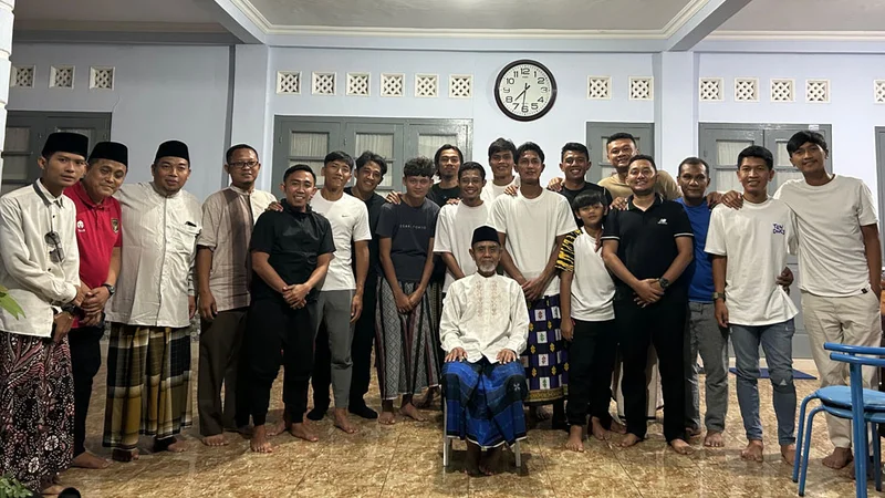 Senyum raut wajah merekah tampak dari para punggawa Timnas Indonesia All Star ketika usai sowan ke ndalem Pimpinan Pondok Modern Darussalam Gontor, KH. Hasan Abdullah Sahal