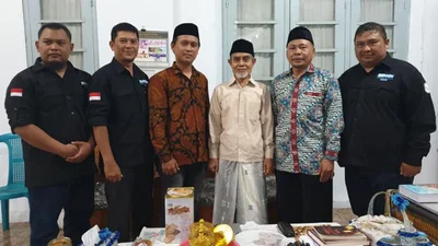 Alm. Ust. Imam Hilman (paling kanan) Ketika mewakili FORBIS IKPM Gontor menghadap bapak Pimpinan Pondok Modern Gontor, KH. Hasan Abdullah Sahal