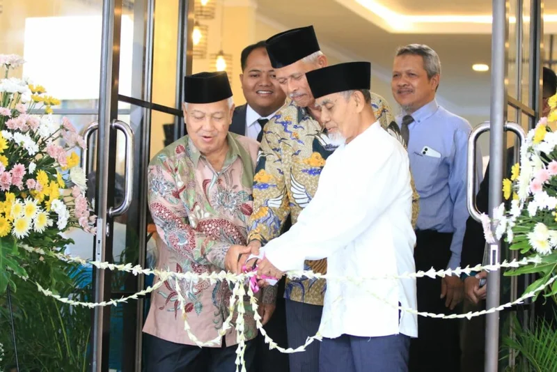Pimpinan pondok secara simbolis meresmikan La Tansa Resto.