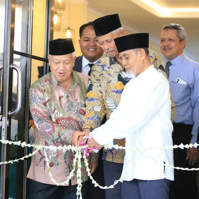 Pimpinan pondok secara simbolis meresmikan La Tansa Resto.