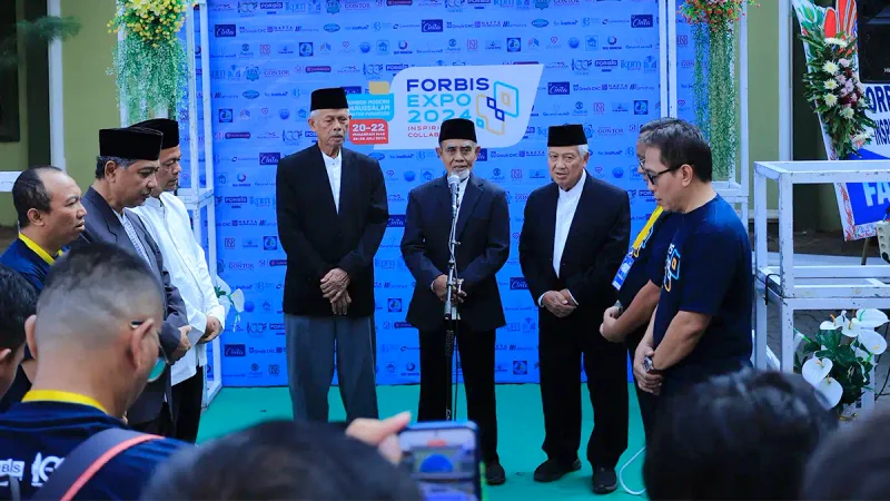 Bapak-bapak Pimpinan Pondok Modern Darussalam Gontor Meresmikan FORBIS EXPO 4.0, tahun 2024, di depan Aula Gedung Robithoh, PMDG.