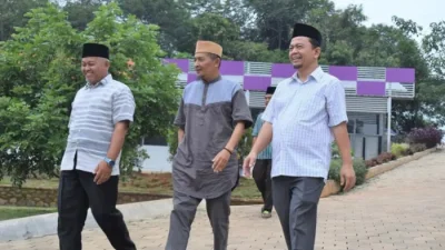 Kyai Abduh (tengah) saat berkunjung ke PM Darul Falah Cimenteng