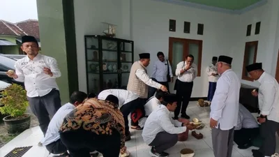 Menikmati durian Wanasalam, yang dibawa oleh Ust. Anas Asrofi