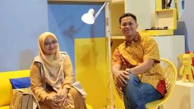 Zea dan Zahjuli berfoto bersama di acara Dulux