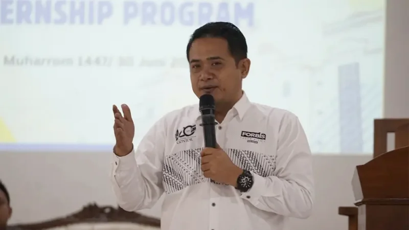David Rusdianto dalam sebuah cara bersama FORBIS IKPM Gontor.