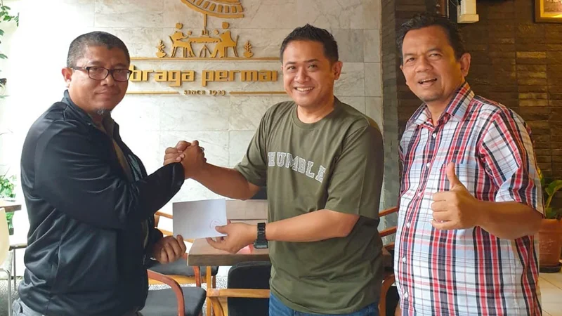 Penyerahan donasi ini dilakukan oleh CEO Kandangkambing.id Ust Hajrul Aswadi kepada David Rusdianto selaku Koordinator Divisi Sinergi Usaha Anggota Forbis IKPM Gontor