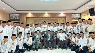 Foto bersama FORBIS IKPM Gontor dan Bapak-bapak Pimpinan Pondok Modern Gontor, dalam acara Silaturahim Lebaran FORBIS IKPM Gontor, Jumat, 19 April 2024.