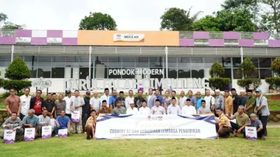 Foto bersama di depan gedung Mekkah PM Darul Falah Cimenteng, dalam rangka Tajammuk dan Sarasehan Lembaga Pendidikan Alumni Gontor 1992 di PM Darul Falah Cimenteng, Subang, Jawa Barat