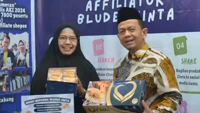 Ust. Agus Maulana, Ketua Umum FORBIS IKPM Gontor berfoto bersama dengan Mila Ponia, pemilik Bluder Cinta