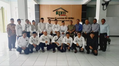 Foto bersama seluruh pengurus FORBIS IKPM Gontor beserta PP IKPM Gontor dalam rangka laporan tahunan di Kantor PP IKPM Gontor, Sabtu 6 Januari 2023 pukul 13.00