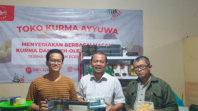 Ketua Umum FORBIS ditempani Ust. Hajrul Aswadi berfoto bersma dengan Muhammad Faris alumni Gontor 2011 dan anggota FORBIS di toko kurma Ayyuwwa