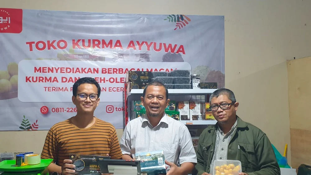 Ketua Umum FORBIS ditempani Ust. Hajrul Aswadi berfoto bersma dengan Muhammad Faris alumni Gontor 2011 dan anggota FORBIS di toko kurma Ayyuwwa
