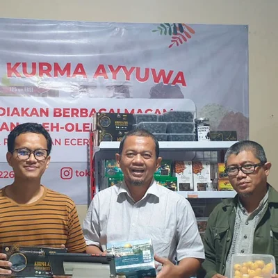 Ketua Umum FORBIS ditempani Ust. Hajrul Aswadi berfoto bersma dengan Muhammad Faris alumni Gontor 2011 dan anggota FORBIS di toko kurma Ayyuwwa