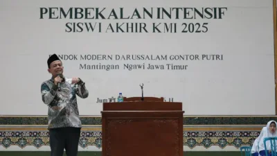 Agus Maulana, Ketua Umum FORBIS IKPM Gontor menyampaikan materinya di acara Pembekalan Santri Akhir KMI 2025, Pondok Modern Darussalam Gontor Putri, Mantingan.
