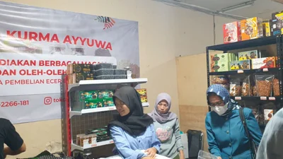 Suasana pembeli di toko kurma Ayyuwwa
