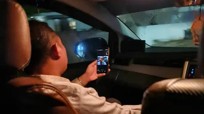 Ust. Dr. Adib Fuadi Ketua Umum PP IKPM menghadiri acara rapat bulanan FORBIS melalui zoom dalam kendaraan