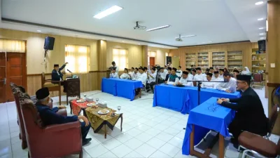 Suasana acara Pasowanan Lebaran FORBIS IKPM Gontor bersama bapak-bapak Pimpinan Pondok Modern Gontor, Senin 7 April 2025 di Aula Aligard PMDG