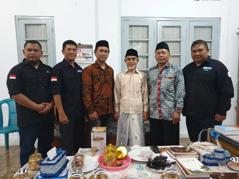 Pengurus FORBIS IKPM Gontor wilayah Bandung Raya bersama Pimpinan Pondok Modern Gontor, KH. Hasan Abdullah Sahal