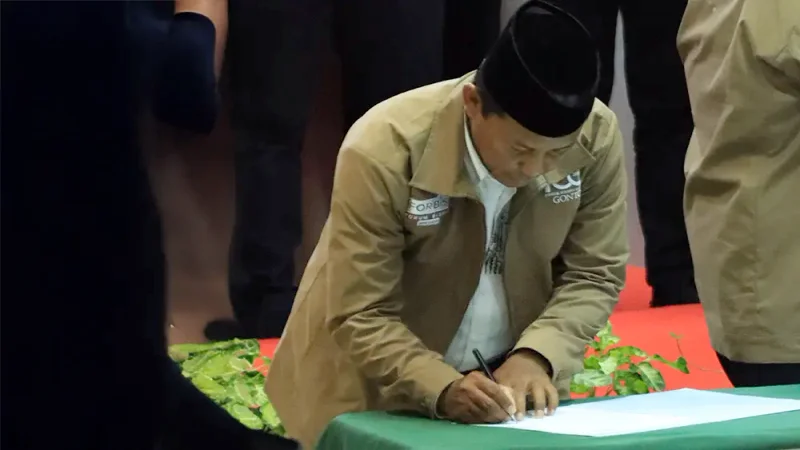 Fauzi Iriyanto menandatangani berkas pelantikan pengurus FORBIS IKPM Gontor periode 2024 - 2029