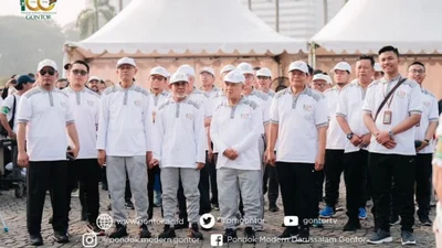 Pimpinan Pondok Modern Gontor menghadiri acara tajammu dan jalan sehat 100 tahun Gontor.