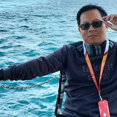 Rakhmat Randyan Yusuf, pemilik Sarung seragam, alumni Gontor tahun 2008